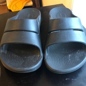 OOFOS black slides sizes 40